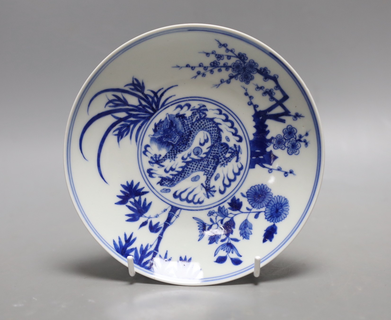 A Chinese blue and white ‘dragon’ plate. 17cm diameter